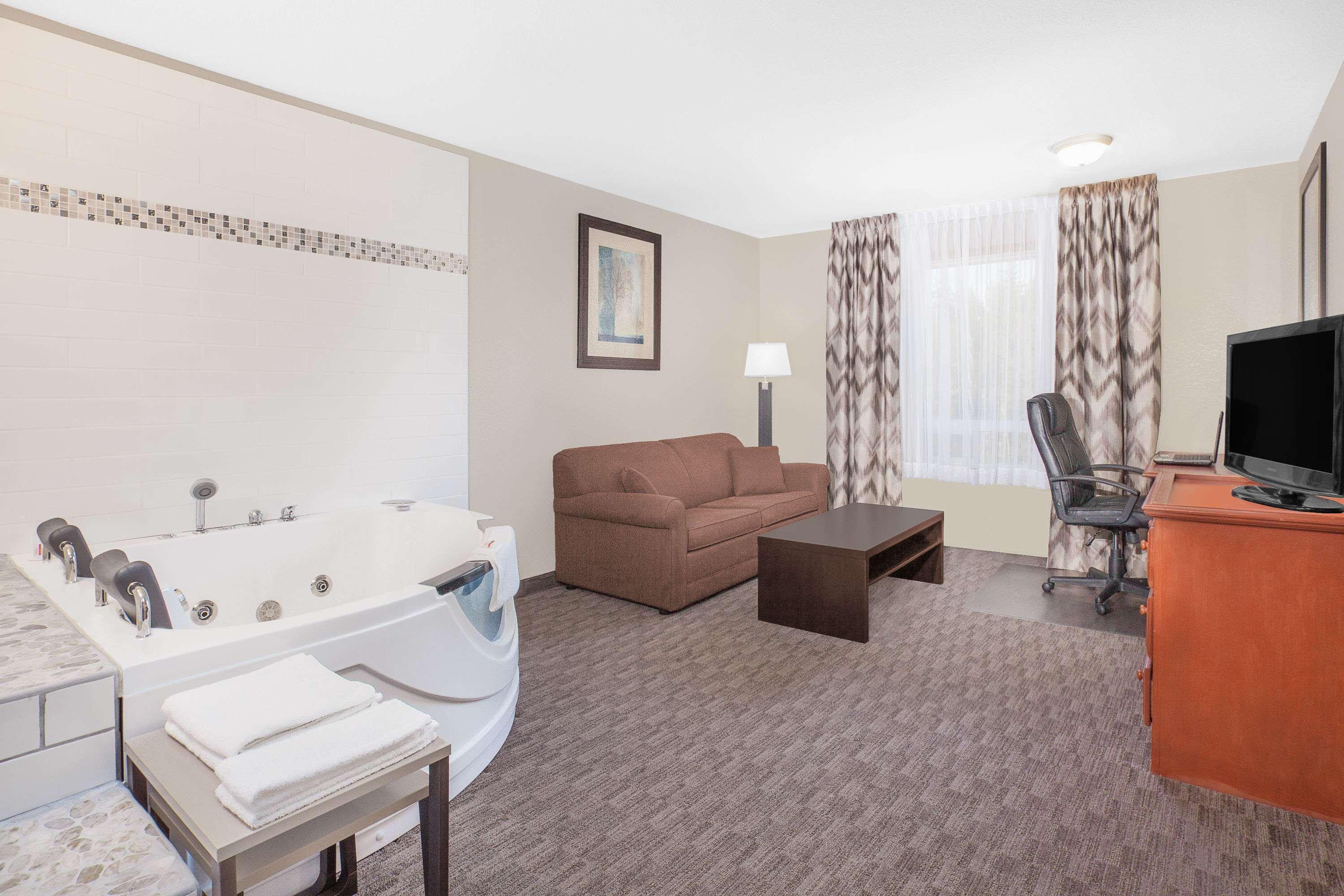 Super 8 By Wyndham Athabasca Ab Hotell Exteriör bild